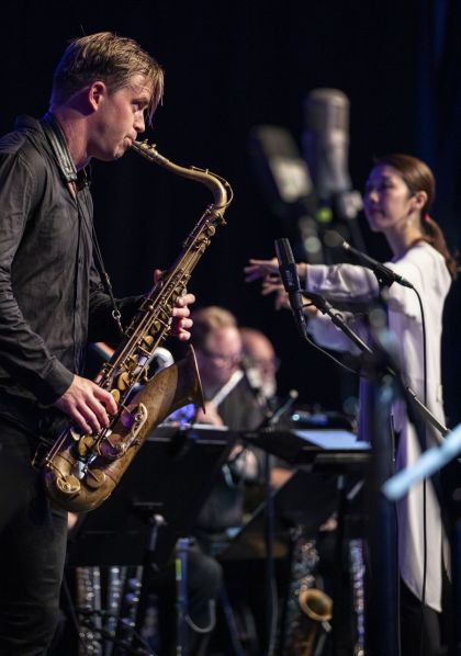 Marius Neset & DR Big Band ? Dirigent Miho Hazama - Ridehuset - 14/07/2021 - Fotograf: Bo Petersen